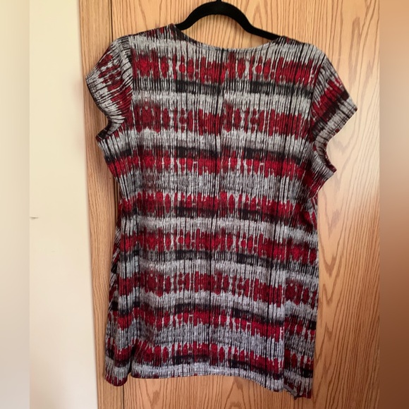 🍉 Clientele top, EUC, asymmetrical hem, all over pattern, red, black, grey - Picture 2 of 5